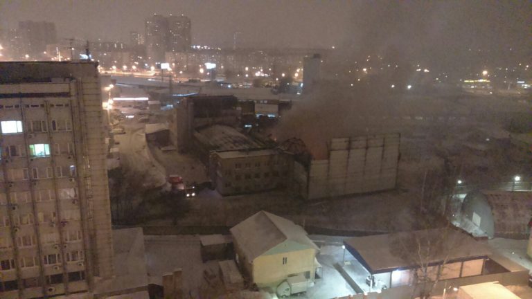 Горящие покрышки в складах на Пионерской